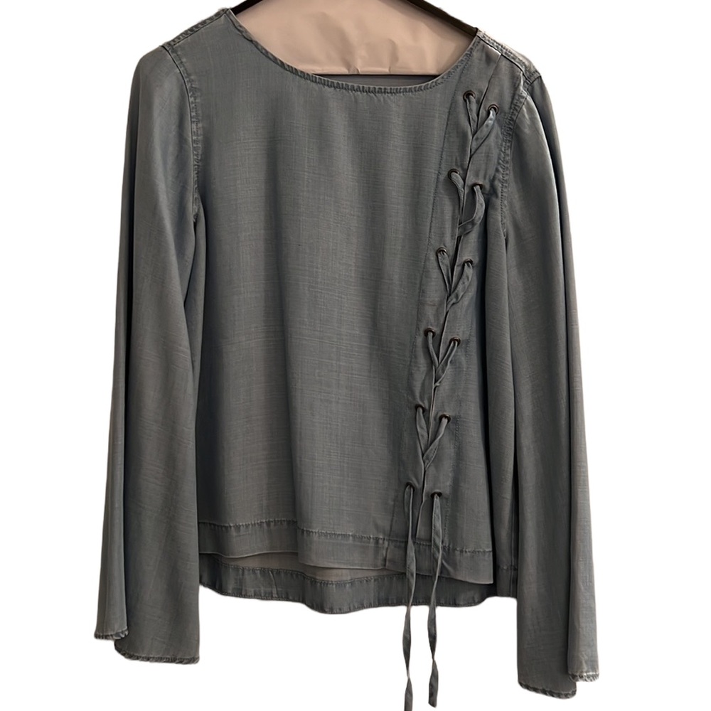 🔥HP🔥 Vince Camuto lace up blue chambray blouse. Adorable! Size small.